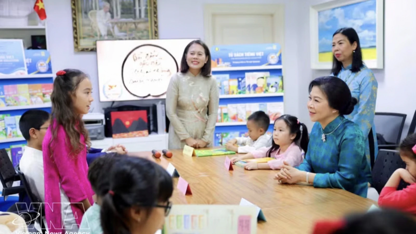 Top leader’s spouse visits Vietnamese language class in Singapore